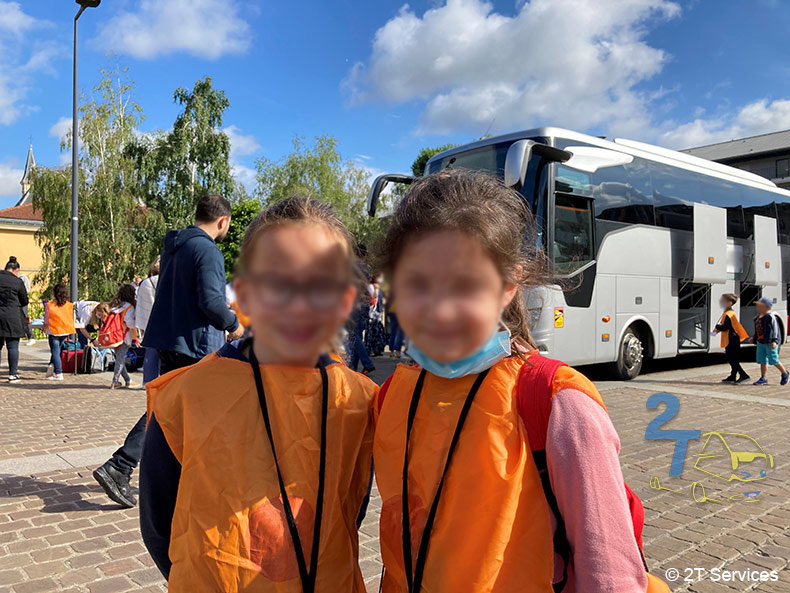 Foto von zwei M�dchen vor dem Bus